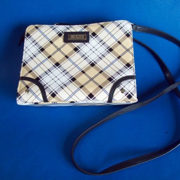 Miche Handbags - MICHE BLACK PURSE WITH CHANGEABLE SHELL( 2 PURSES IN 1)